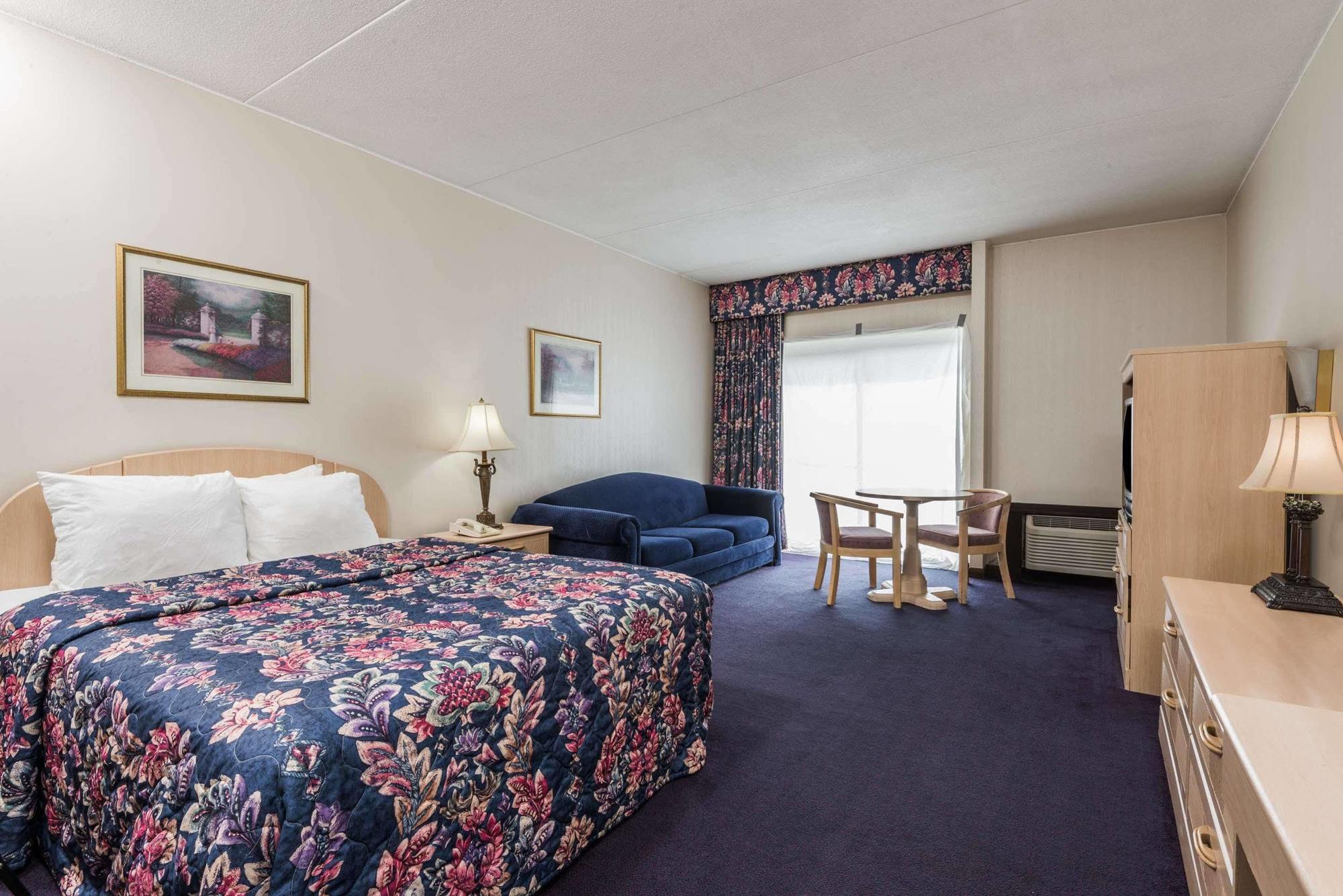 Days Inn By Wyndham Berlin Meriden Exterior foto